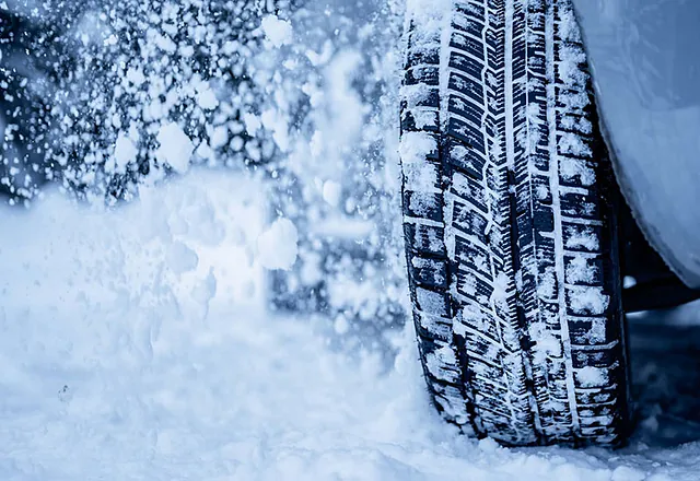 Autofahrt auf verschneiter Farbahn